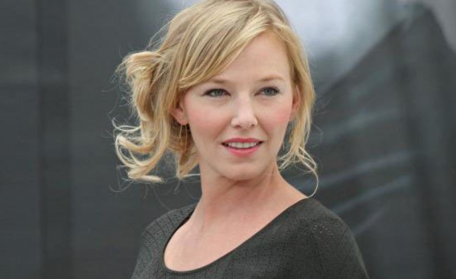 Kelli Giddish Net Worth: Age, Bio/Wiki, Early Life, Relation, Career, And More